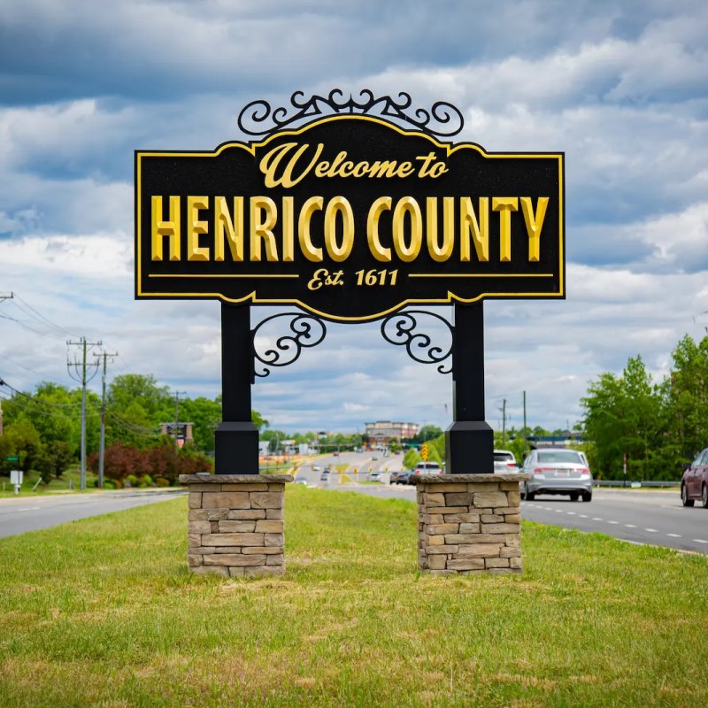 Road sign with Welcome to Henrico County