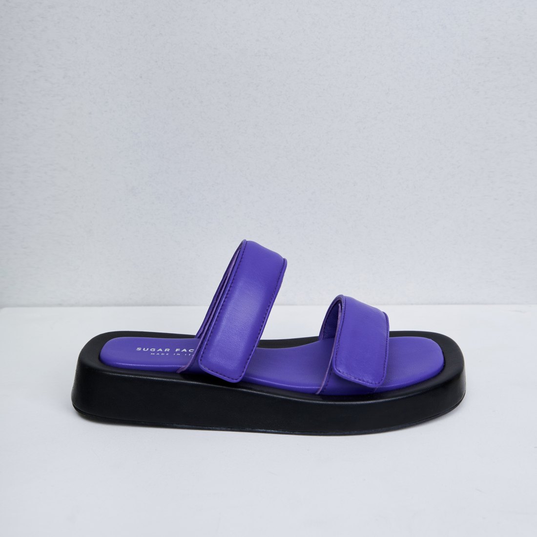 Фиолетовые кожаные слайдеры