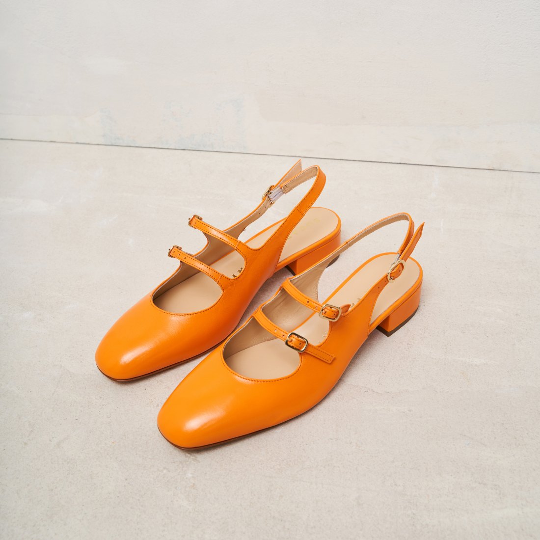 Оранжевые кожаные туфли