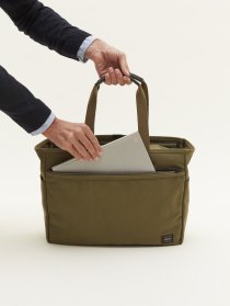 Travel tote