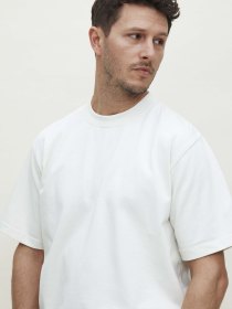 Short-sleeved T-shirt