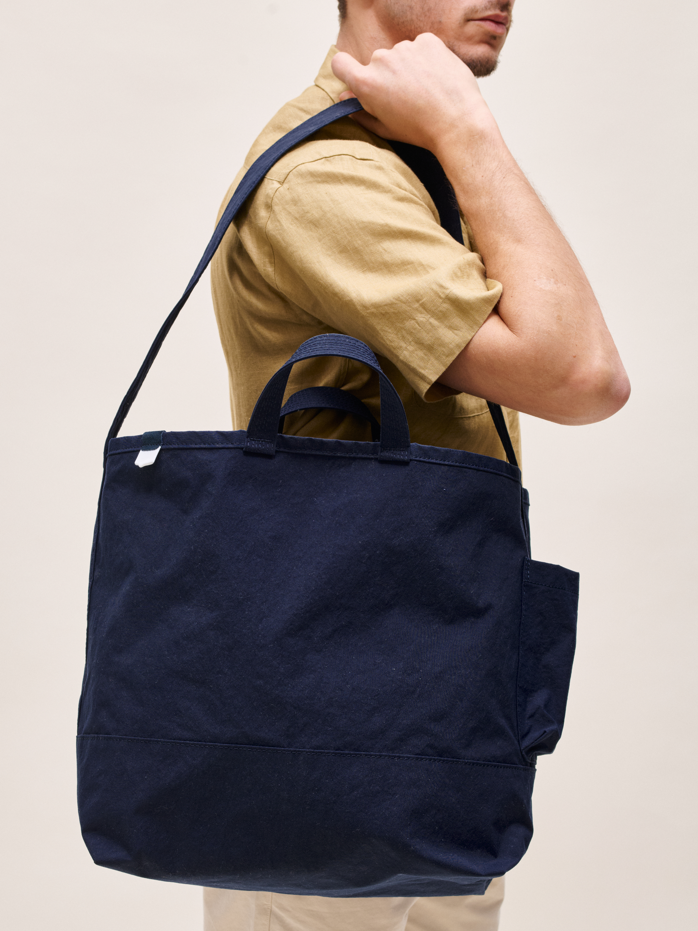 Side pocket tote